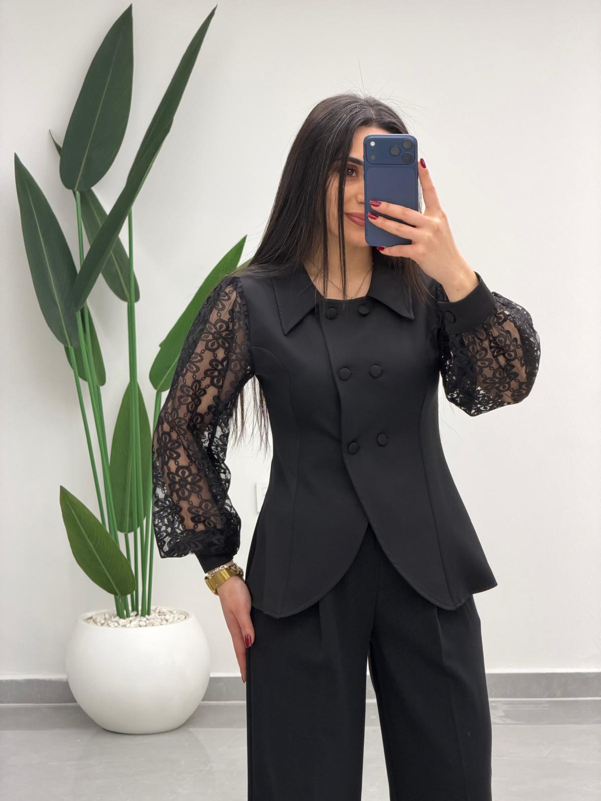 Kolları Çiçek Detaylı Bluz