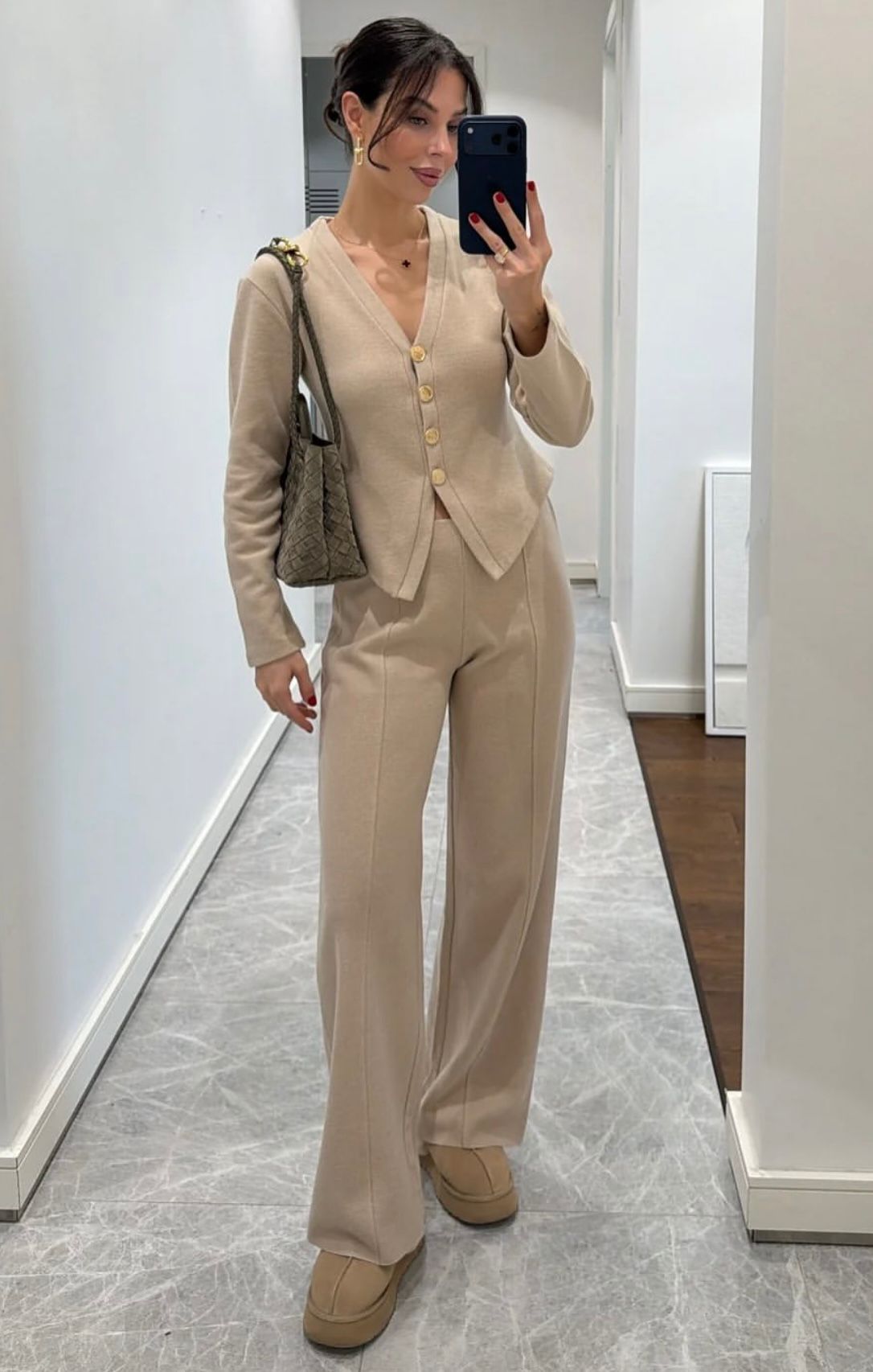 Düğme Detaylı V Yaka Takım