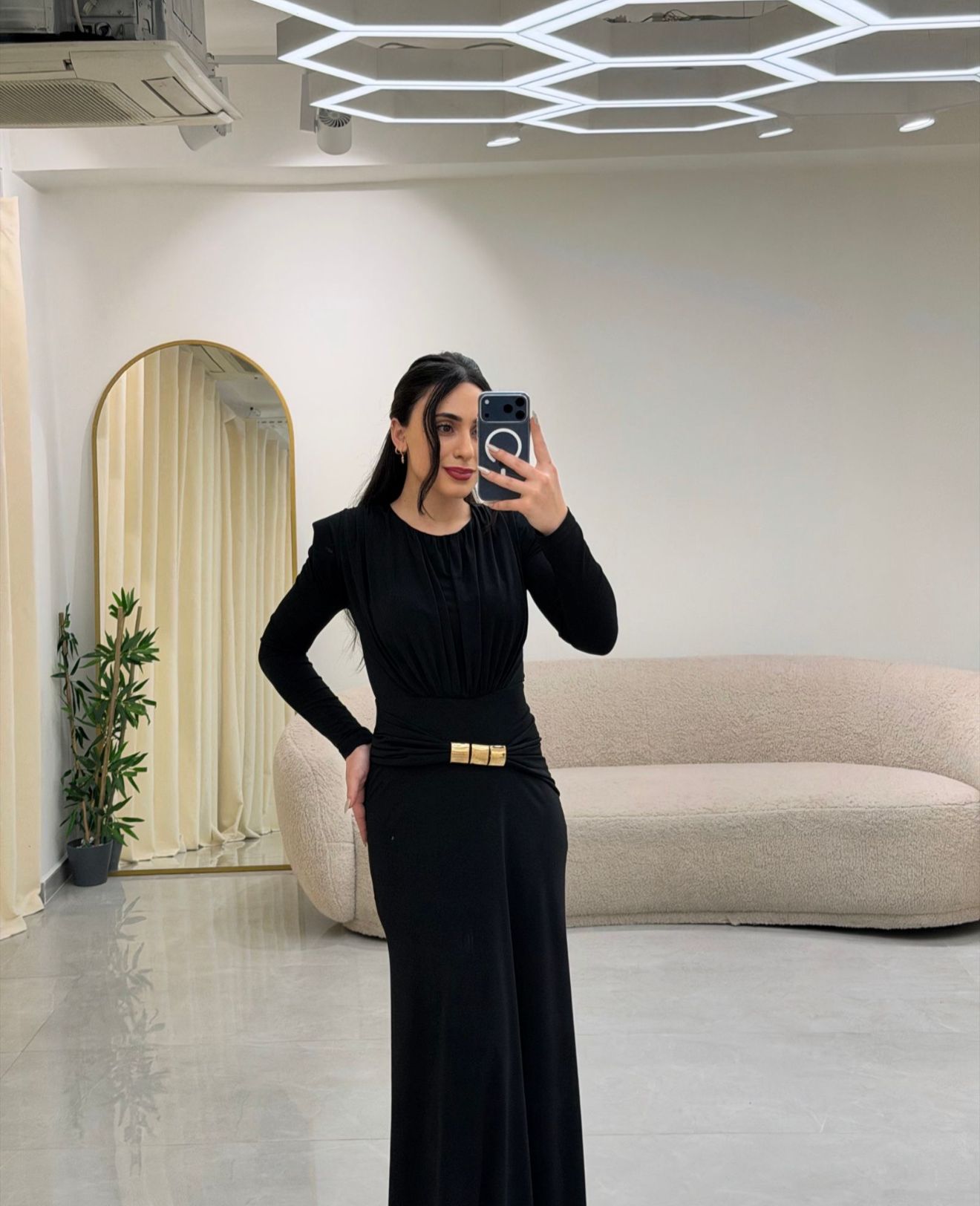 Omuz Vatkalı Bel Aksesuar Elbise Siyah