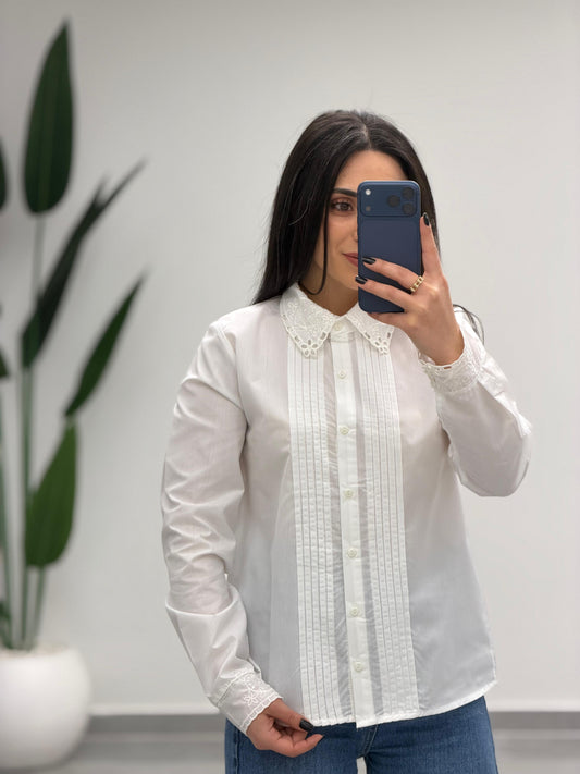 Yaka ve Kol Nakışlı Pensli Gömlek Beyaz