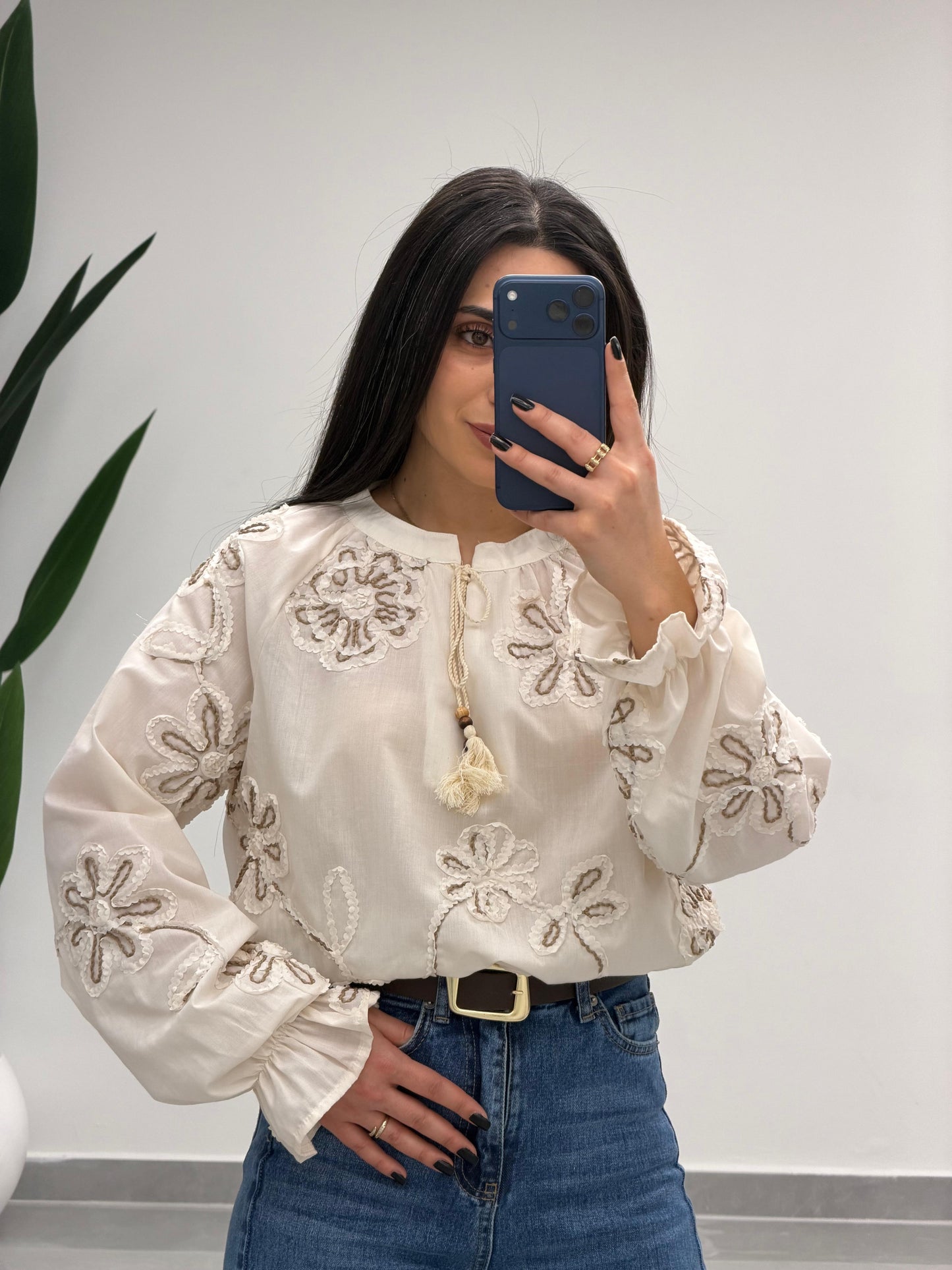 Püsküllü Nakış İşlemeli Bluz