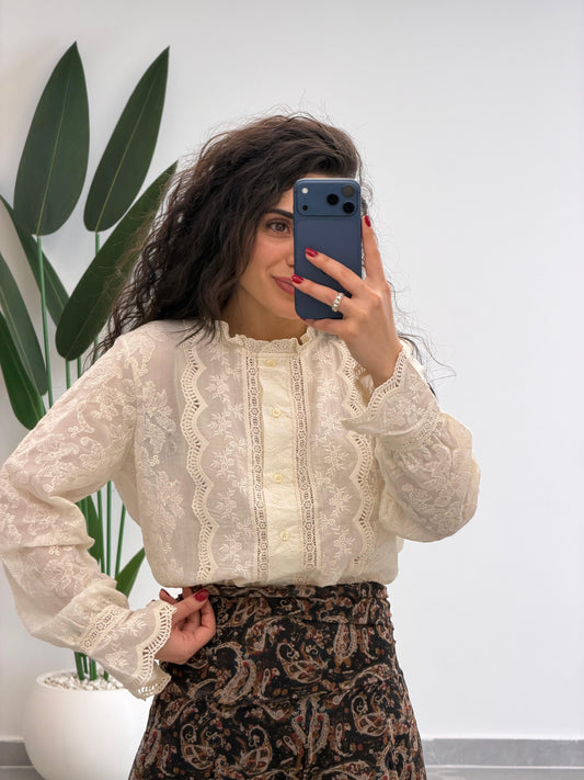 Fisto İşlemeli Dantel Garnili Hakim Yaka Gömlek