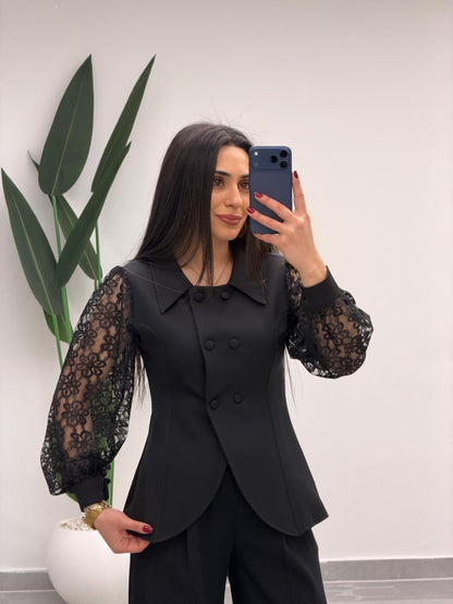 Kolları Çiçek Detaylı Bluz