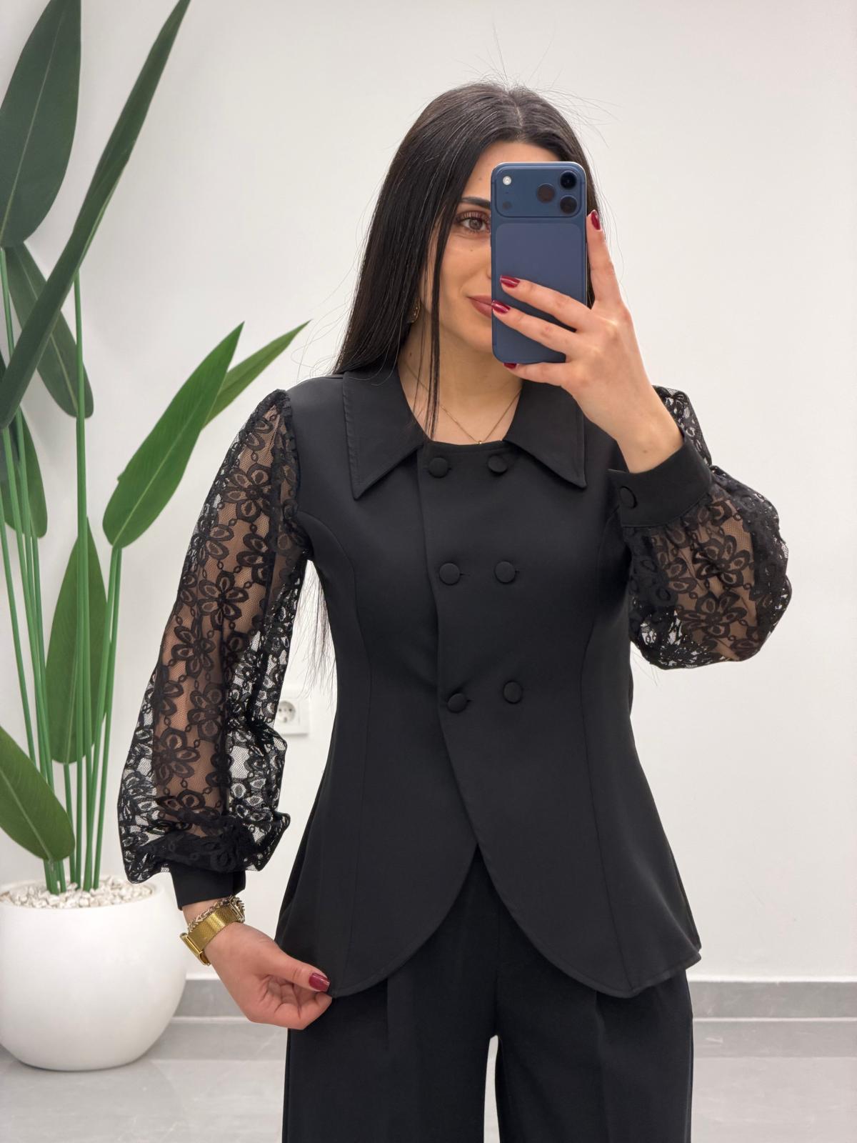 Kolları Çiçek Detaylı Bluz