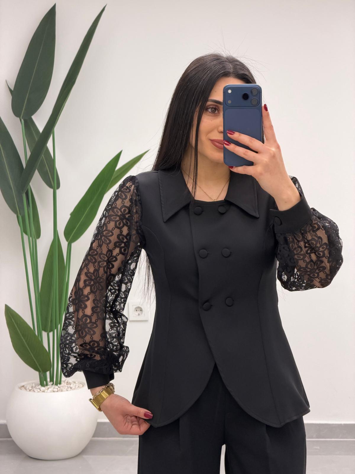 Kolları Çiçek Detaylı Bluz