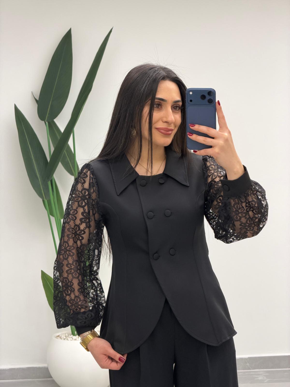 Kolları Çiçek Detaylı Bluz