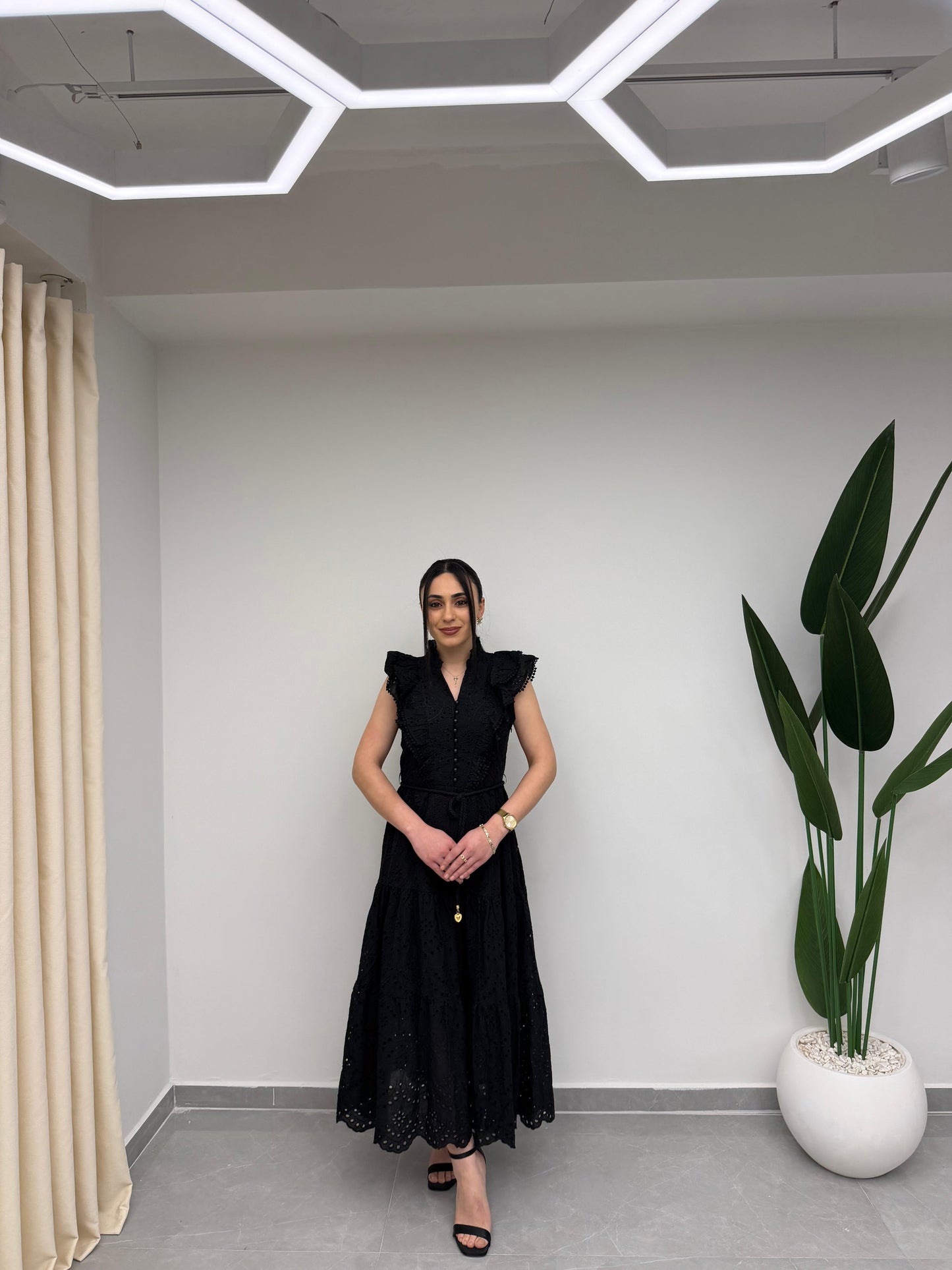 Kolsuz Fırfır ve Düğme Detaylı Beli Bağcıklı Fistolu Elbise Siyah