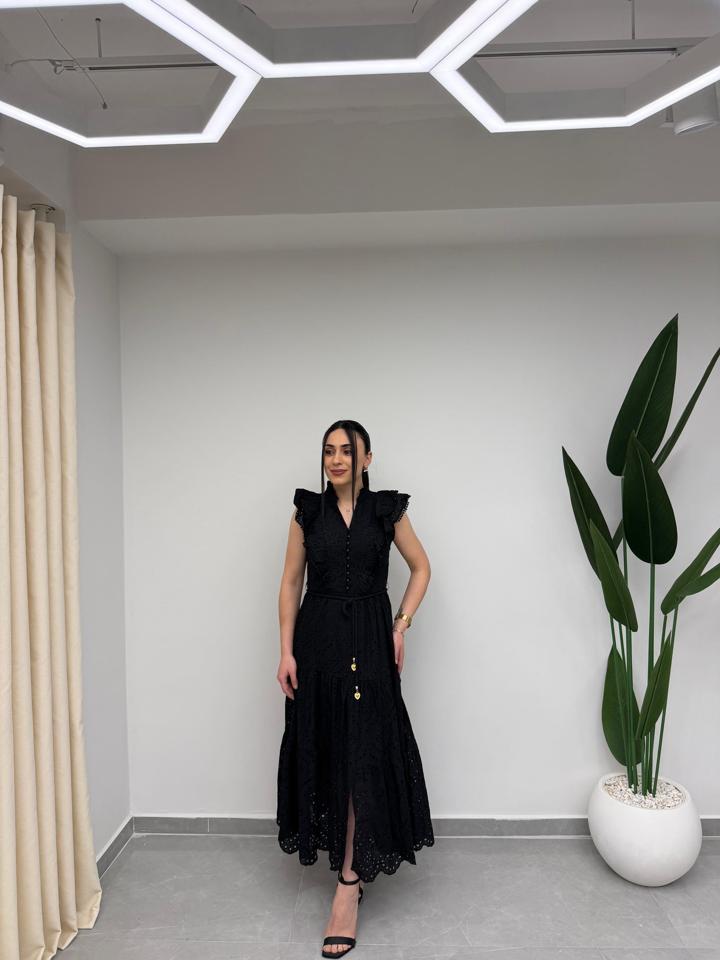 Kolsuz Fırfır ve Düğme Detaylı Beli Bağcıklı Fistolu Elbise Siyah