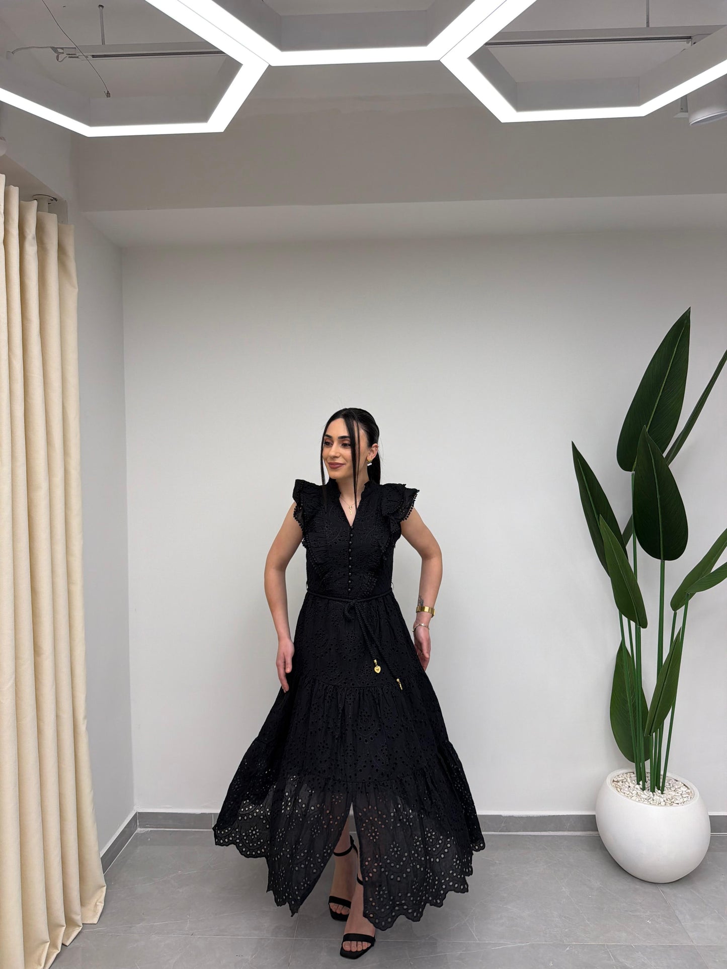 Kolsuz Fırfır ve Düğme Detaylı Beli Bağcıklı Fistolu Elbise Siyah