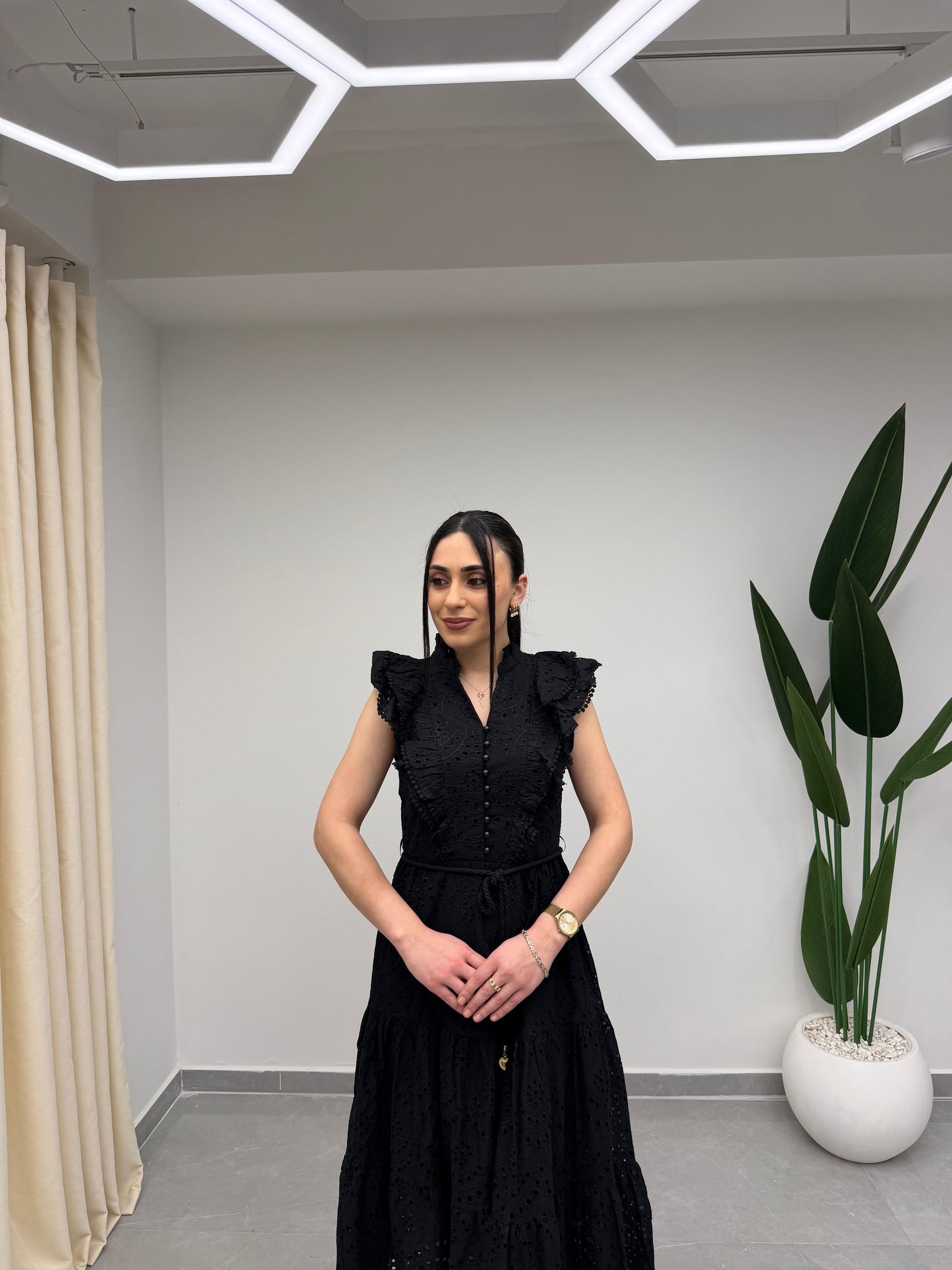 Kolsuz Fırfır ve Düğme Detaylı Beli Bağcıklı Fistolu Elbise Siyah