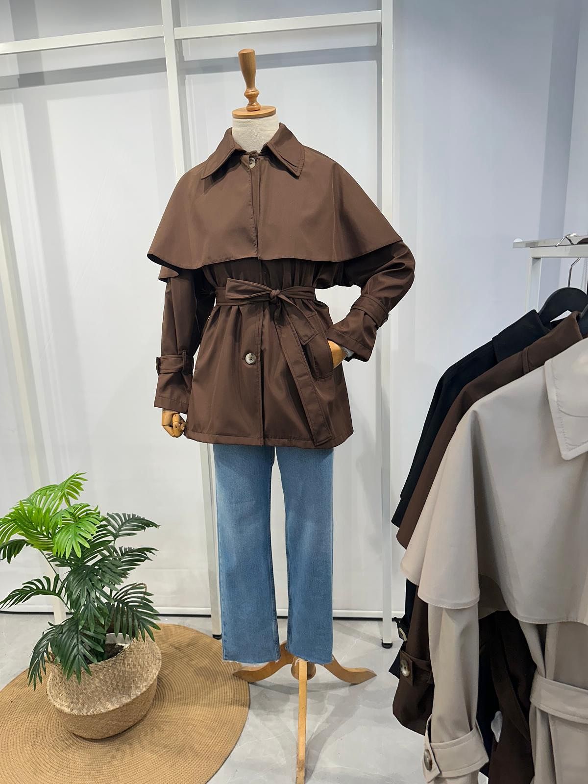 PELERİN DETAYLI KISA TRENÇKOT