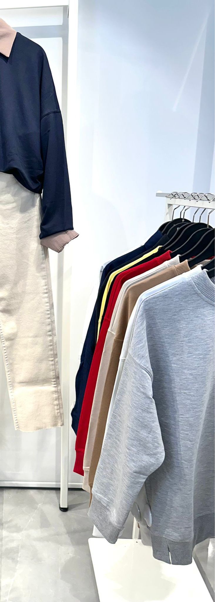 BİSİKLET YAKA YIRTMAÇLI SWEATSHİRT