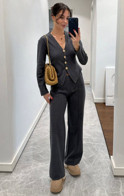 Düğme Detaylı V Yaka Takım