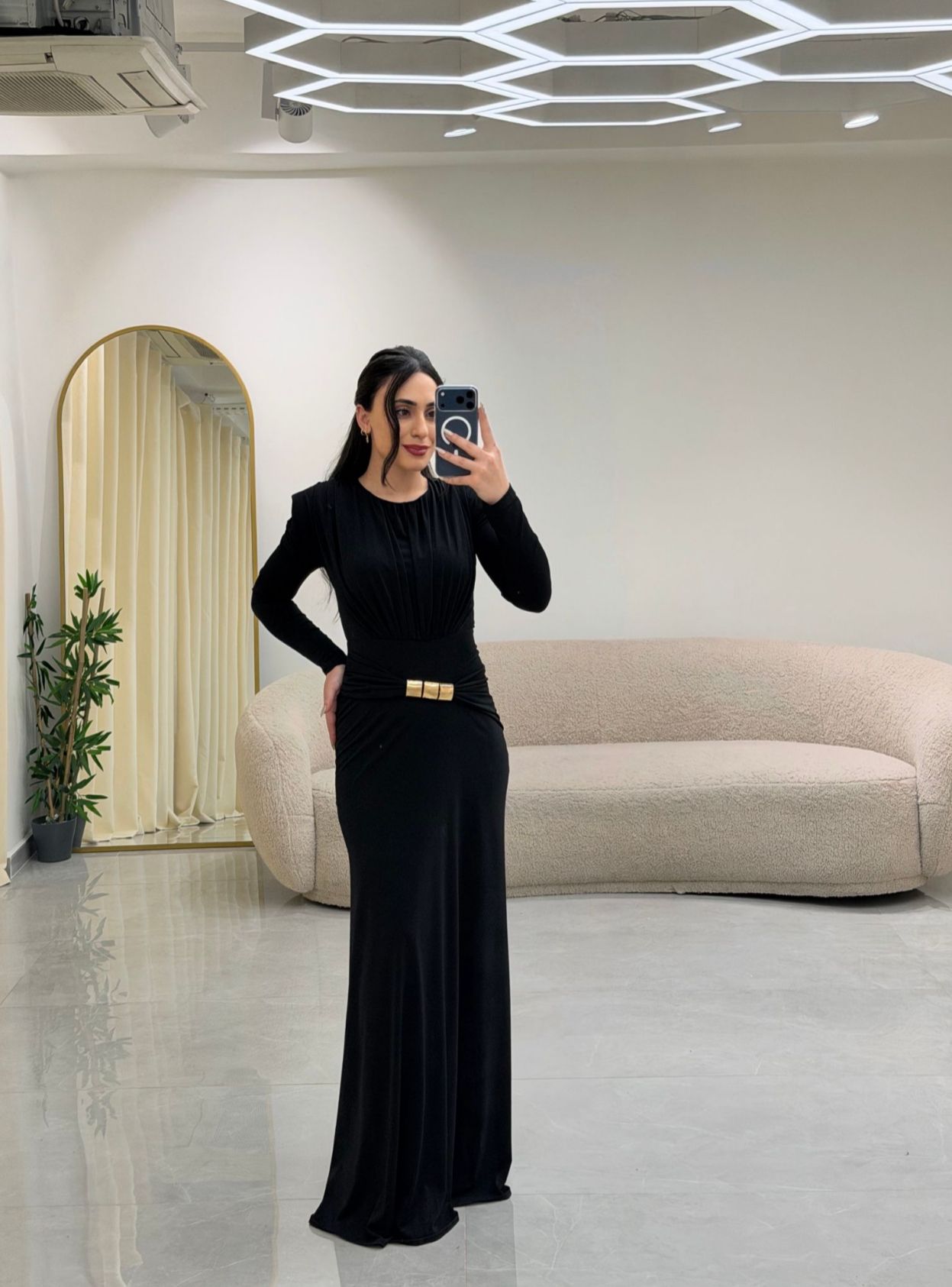 Omuz Vatkalı Bel Aksesuar Elbise Siyah