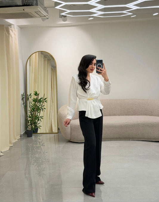 Kruvaze Yaka Broş Detaylı Bluz Beyaz