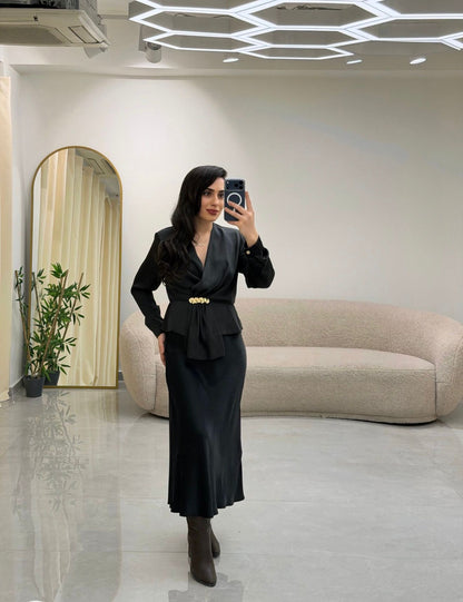 Kruvaze Yaka Broş Detaylı Bluz Siyah