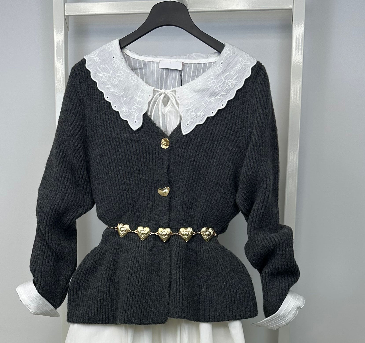 Bel oturtmalı, peplum etekli, V yaka, uzun kollu triko kazak