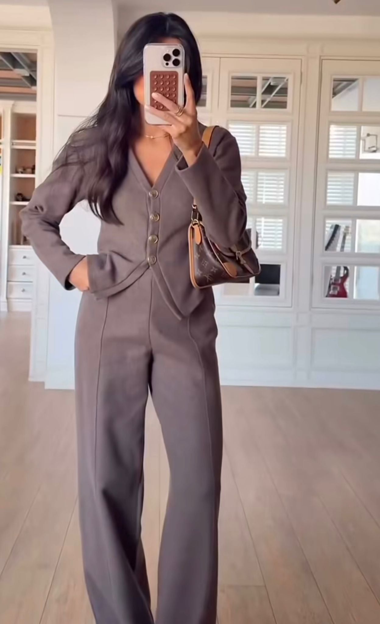 Düğme Detaylı V Yaka Takım