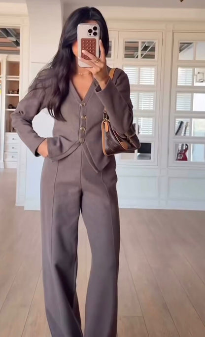 Düğme Detaylı V Yaka Takım