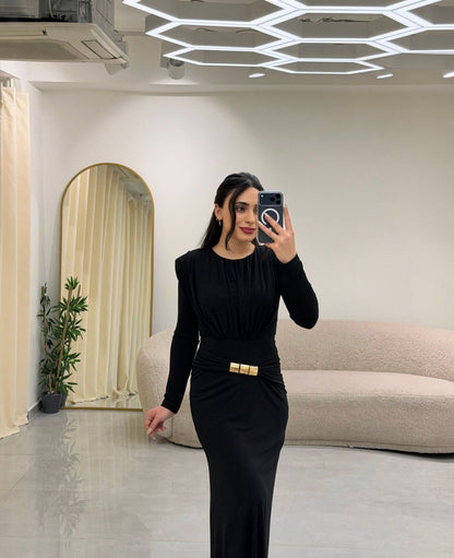 Omuz Vatkalı Bel Aksesuar Elbise Siyah