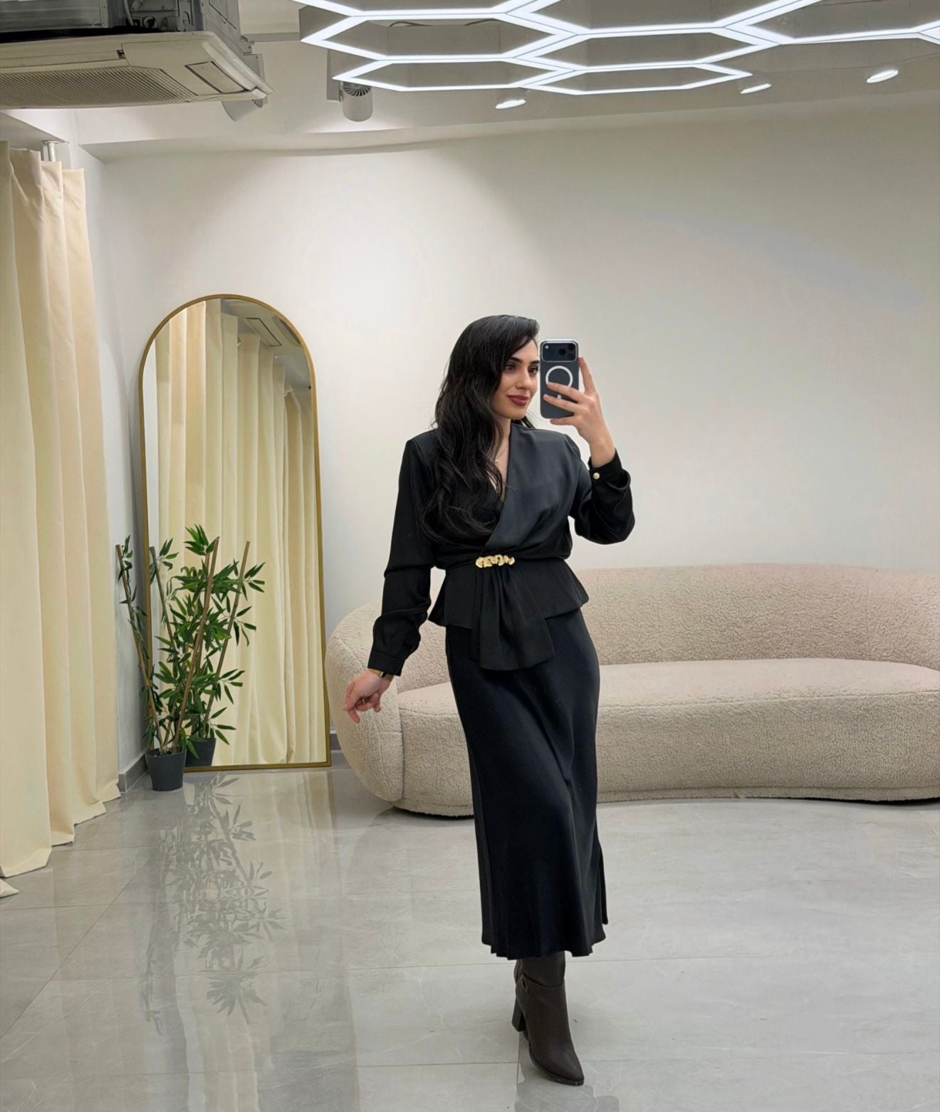 Kruvaze Yaka Broş Detaylı Bluz Siyah