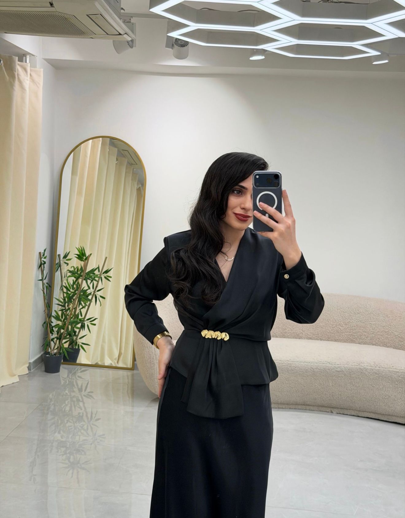 Kruvaze Yaka Broş Detaylı Bluz Siyah