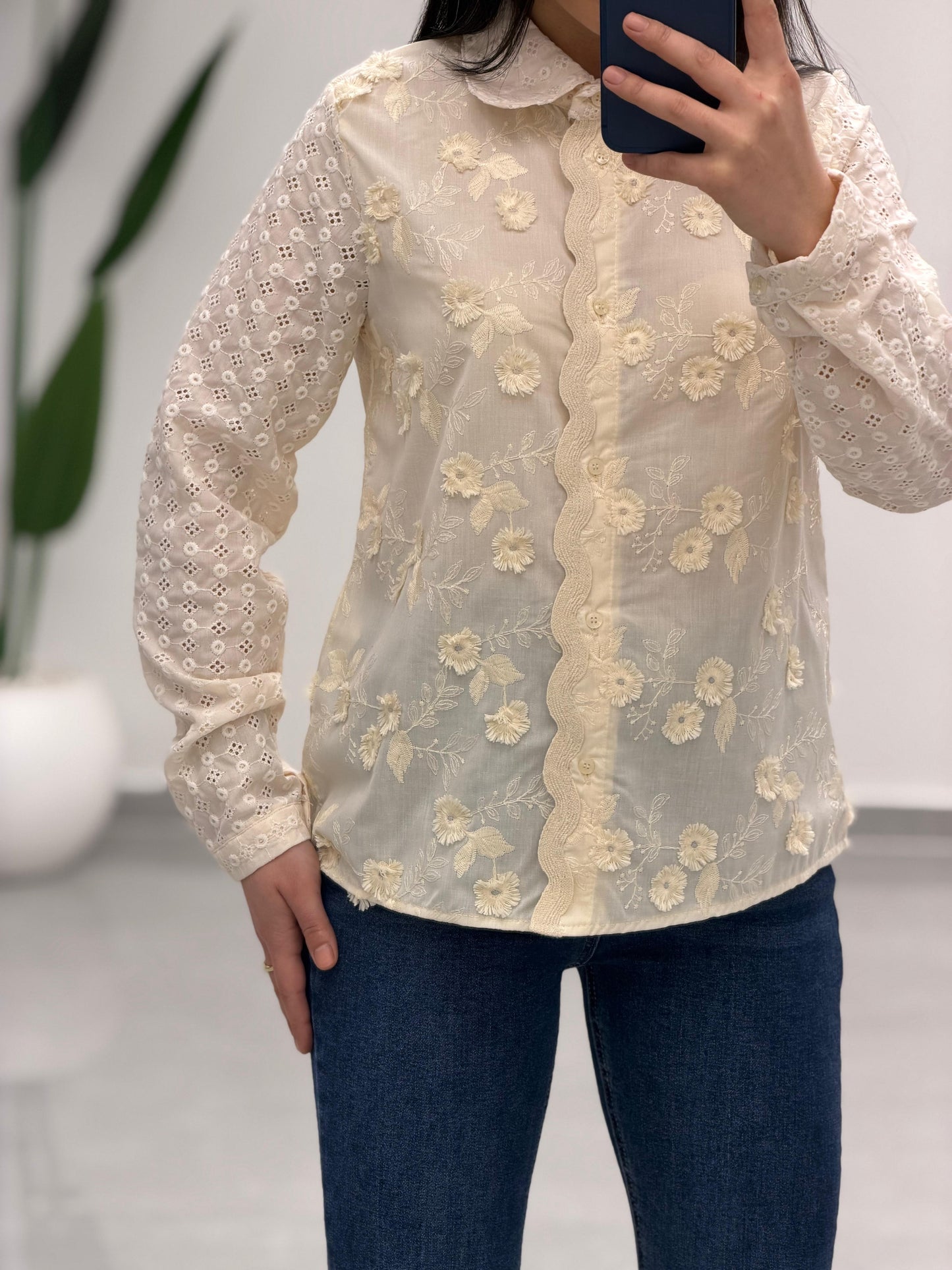 Çiçek Kabartmalı Gömlek Bej