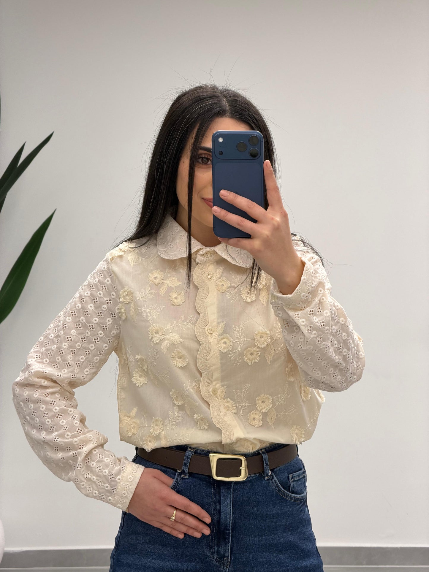 Çiçek Kabartmalı Gömlek Bej