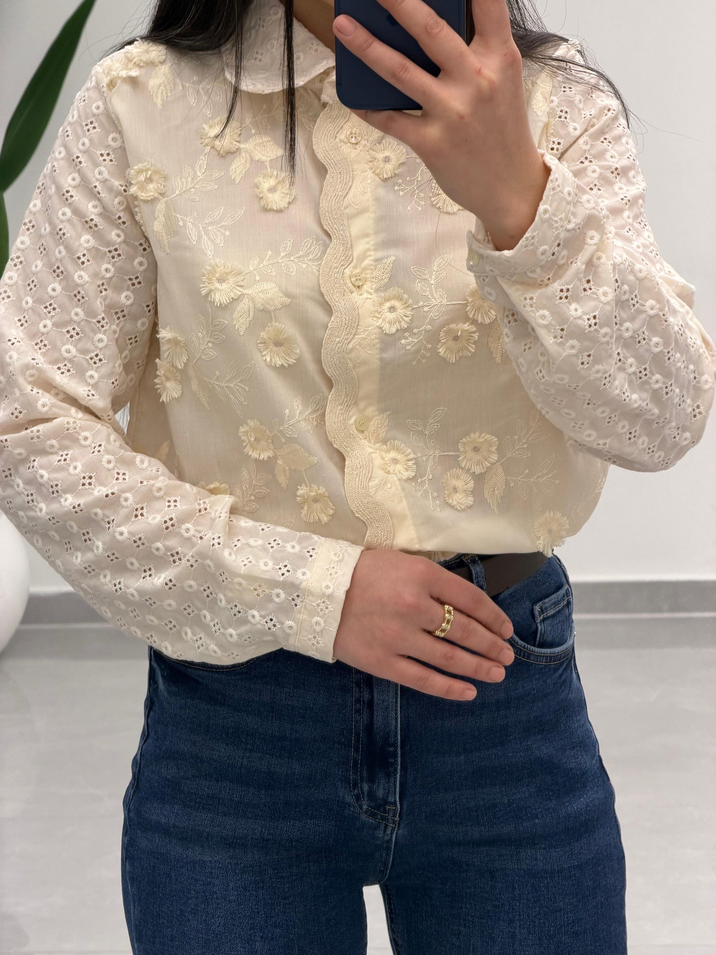 Çiçek Kabartmalı Gömlek Bej
